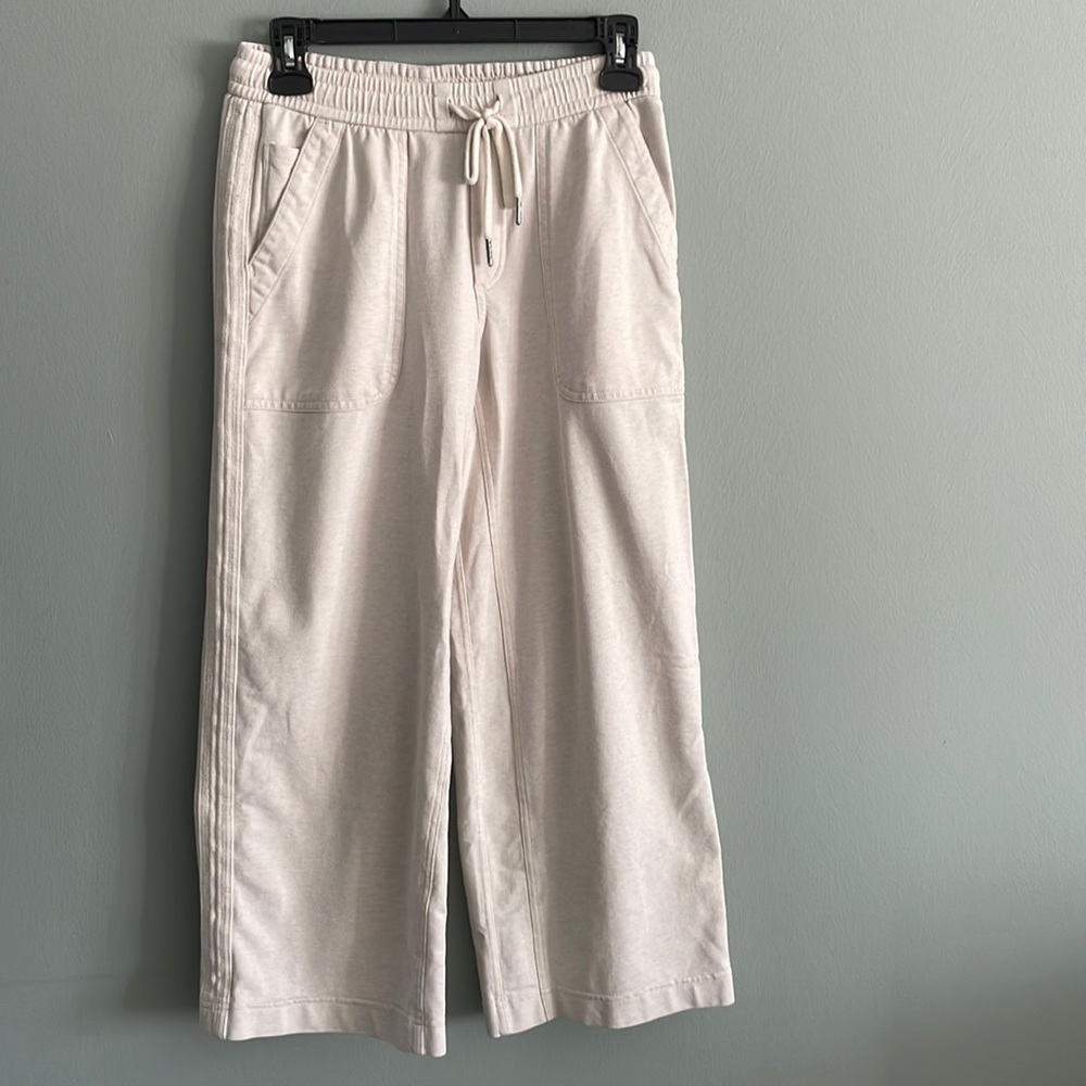 Athleta Farallon wide crop. Size 0. Heathered oatmeal is color. Pockets galore!